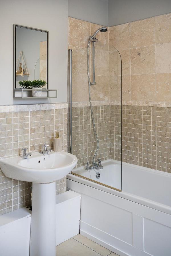 1 Bed House, Free Parking, 15 Minutes From Cheltenham Races Gloucester Zewnętrze zdjęcie