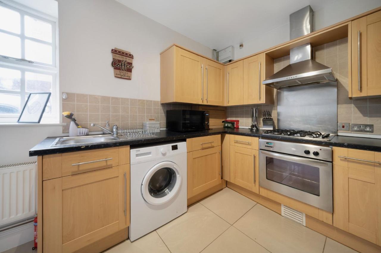 1 Bed House, Free Parking, 15 Minutes From Cheltenham Races Gloucester Zewnętrze zdjęcie