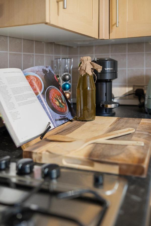 1 Bed House, Free Parking, 15 Minutes From Cheltenham Races Gloucester Zewnętrze zdjęcie