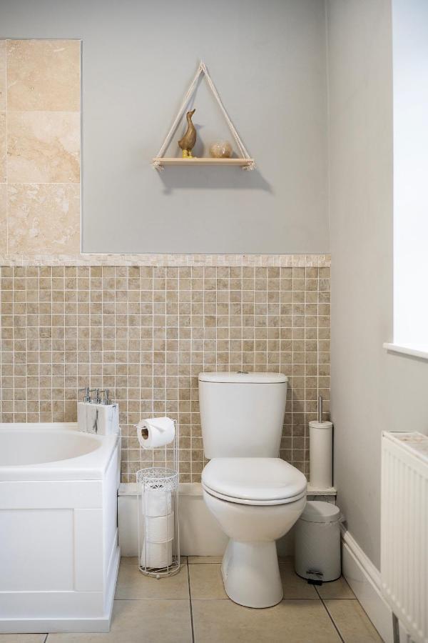 1 Bed House, Free Parking, 15 Minutes From Cheltenham Races Gloucester Zewnętrze zdjęcie