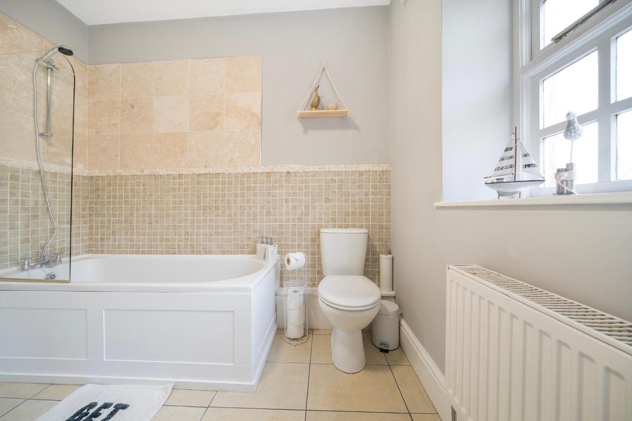 1 Bed House, Free Parking, 15 Minutes From Cheltenham Races Gloucester Zewnętrze zdjęcie